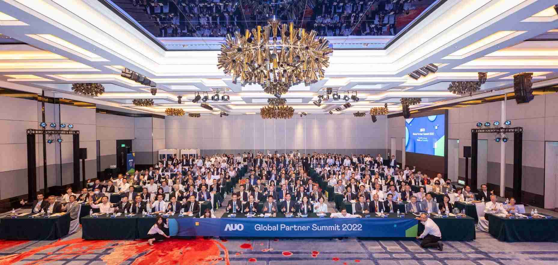 友達推動「安心、、創新、、、、用心、、同心、、盡心」五星職旅，，為菲籍員工打造全方位照護，，首度贏得「人權實踐與發展領袖獎」殊榮