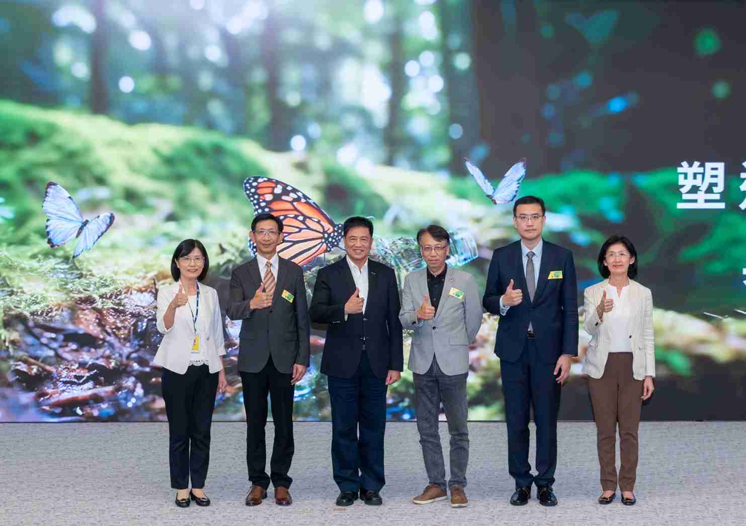 友達2023 CSR共榮大會，，，，邀請領域專家分享交流生物多樣性管理趨勢、、、、無塑產品、、、海廢永續塑料等議題  （圖左到右：友達光電永續長古秀華、、、3M台灣技術長陳君杰、、、友達光電董事長暨集團策略長彭双浪、、、、光寶科技企業永續發展處處長陳慶暉、、、安永聯合會計師事務所執業會計師曾于哲、、、友達光電供應鏈總部副總經理吳宜芳）