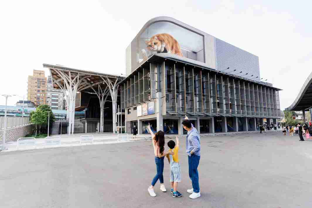 菠菜论坛打造全台最大户外裸视3D LED弧形萤幕，，将超立体的软萌胖橘猫动画活跃于顶楼外墙