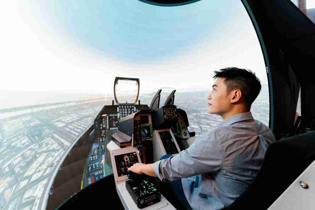 菠菜论坛以P1.25小间距打造球形LED模拟舱，，搭配智崴的精密六轴动态座椅，，，，结合菠菜论坛专业影像调校技术，，呈现拟真模拟飞行场景