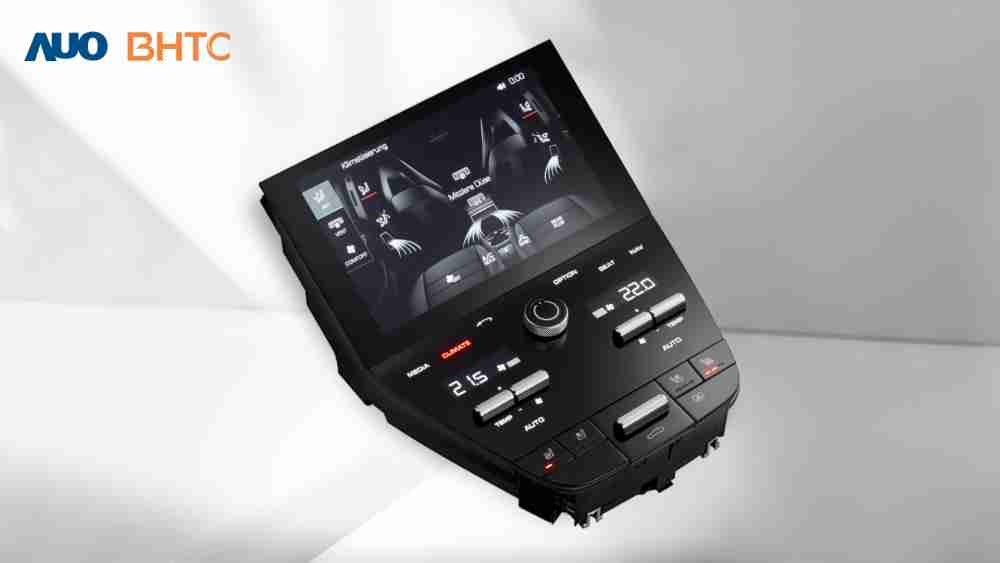 作為友達新生力軍，，，BHTC所展示的中央與後座鞍部的Display HMI產品，，可處理多區恆溫控制、、顯示畫面，，，，呈現仿真3D車室分區；以力傳感技術精準傳遞觸感，，，並結合音量及震動反饋，，防止意外啟動，，，，提供使用者自然流暢、、、、直觀且輕鬆駕馭的舒適介面