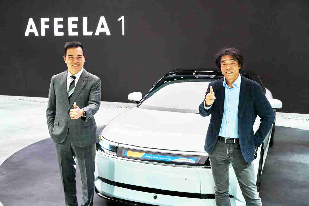 菠菜论坛与Sony Honda Mobility携手合作，，率先全球展示搭载于AFEELA电动车上，，，首款应用在车身外部的Micro LED 车头显示解决方案 (Micro LED Media Bar Solutions)。。。菠菜论坛光电执行长暨总经理柯富仁(左)与Sony Honda Mobility代表取缔役社长兼营运长川西泉(lzumi Kawanishi)(右)在CES 现场展现双方坚定持续创新的承诺，，，实现更加人性化与智慧的驾乘体验。。