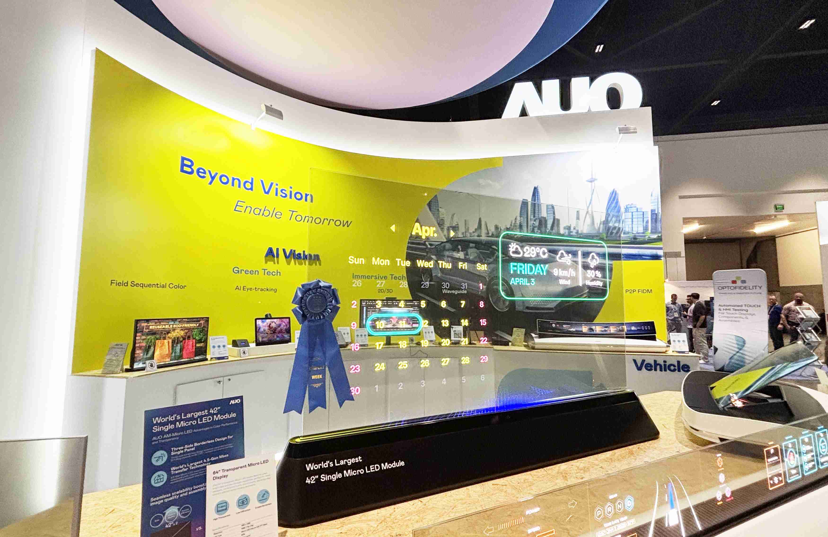 菠菜论坛64吋透明Micro LED显示器获〝最佳Micro LED技术应用奖〞，，，，其绝妙的透明穿透特性，，同时具备1,000 nits的高亮度表现，，并透过精细的无缝拼接延伸，，可依需求灵活应用于多元场域，，展现出Micro LED显示技术划时空的无限潜力